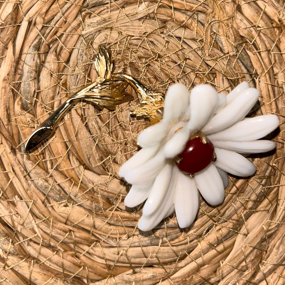 VINTAGE DAISY CASTLECLIFF FAUX PEARL WITH RED STONE & GOLD TONE BROOCH - Picture 13 of 15